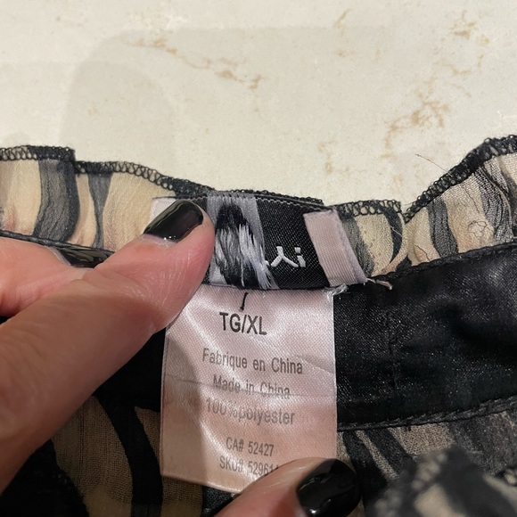 Gorgeous two tone blouse with ruffled front and sleeves - Picture 4 of 4